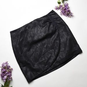 DKNY Beautiful Black Textured Fabric Skirt - Size Large L